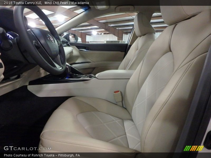 Wind Chill Pearl / Macadamia 2018 Toyota Camry XLE