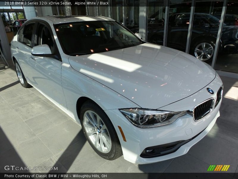 Alpine White / Black 2018 BMW 3 Series 320i xDrive Sedan