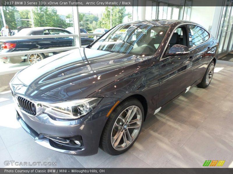 Front 3/4 View of 2017 3 Series 330i xDrive Gran Turismo