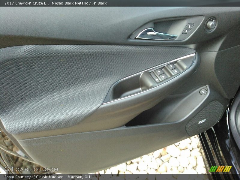 Mosaic Black Metallic / Jet Black 2017 Chevrolet Cruze LT