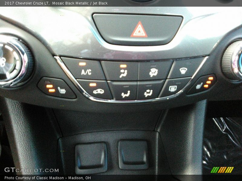 Mosaic Black Metallic / Jet Black 2017 Chevrolet Cruze LT