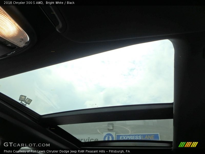 Bright White / Black 2018 Chrysler 300 S AWD