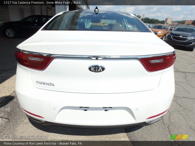 Snow White Pearl / Black 2017 Kia Cadenza Premium