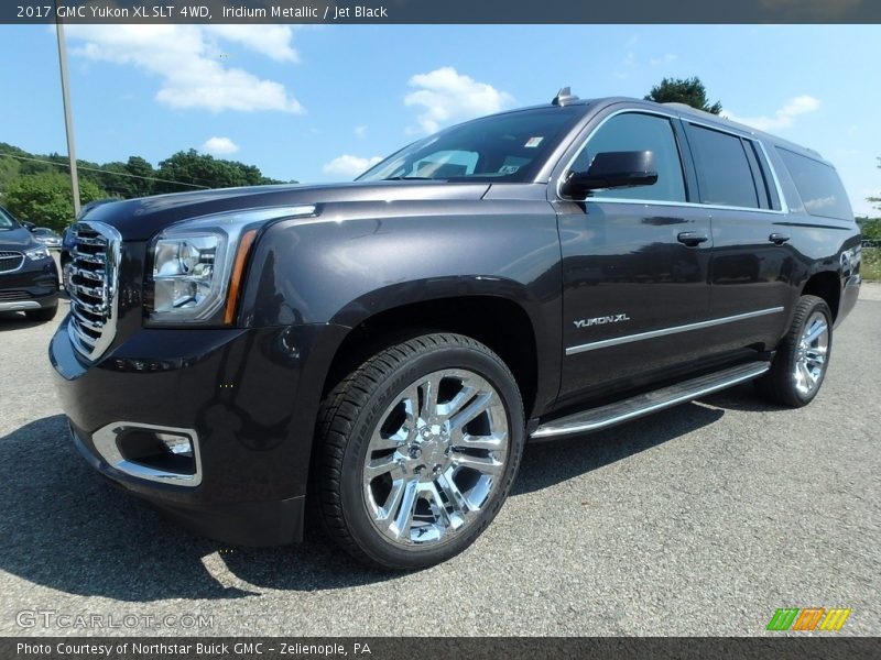 Front 3/4 View of 2017 Yukon XL SLT 4WD