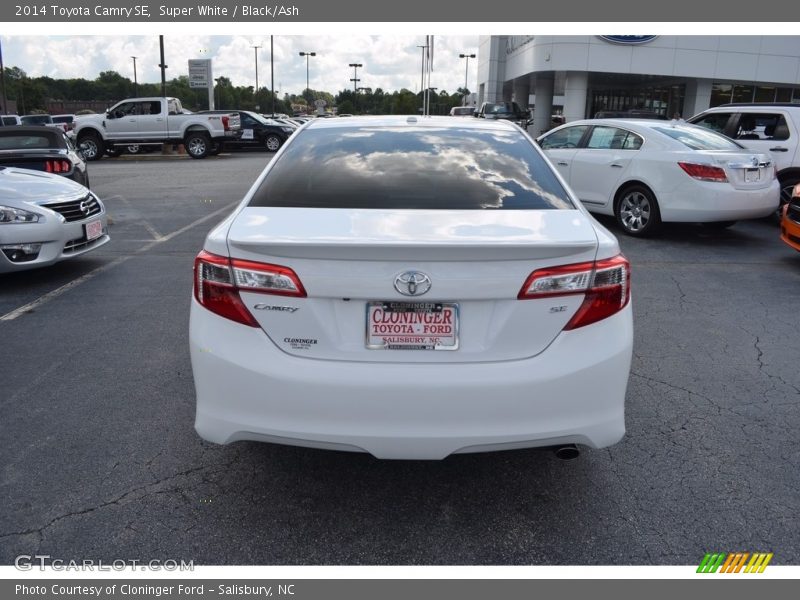 Super White / Black/Ash 2014 Toyota Camry SE