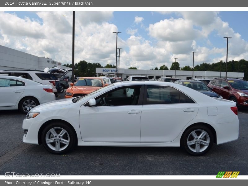 Super White / Black/Ash 2014 Toyota Camry SE
