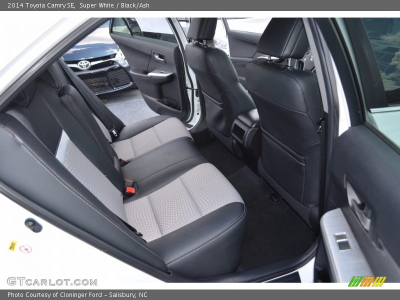 Super White / Black/Ash 2014 Toyota Camry SE