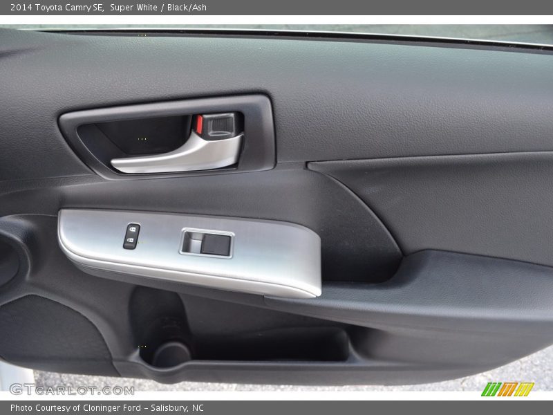 Super White / Black/Ash 2014 Toyota Camry SE