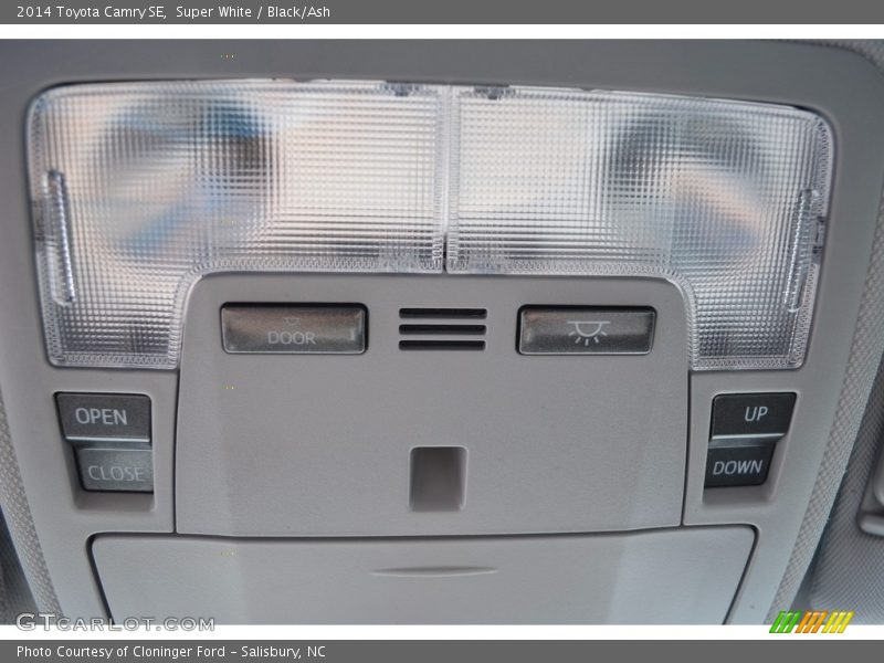 Super White / Black/Ash 2014 Toyota Camry SE