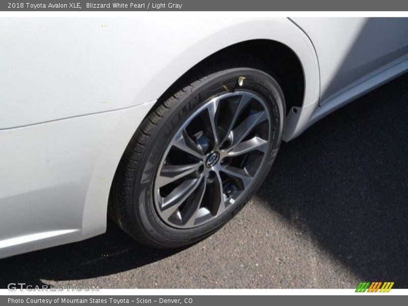 Blizzard White Pearl / Light Gray 2018 Toyota Avalon XLE