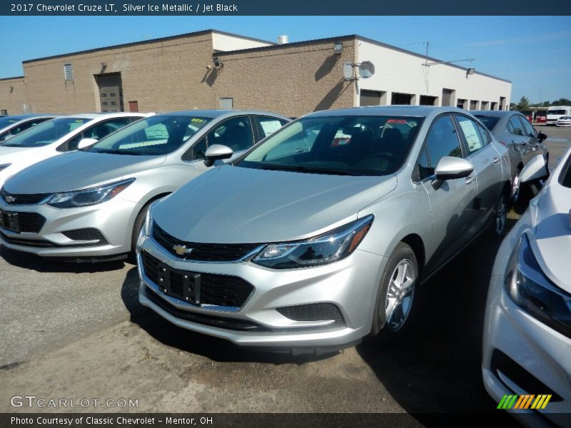 Silver Ice Metallic / Jet Black 2017 Chevrolet Cruze LT