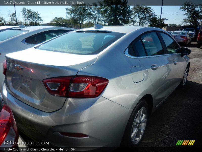 Silver Ice Metallic / Jet Black 2017 Chevrolet Cruze LT