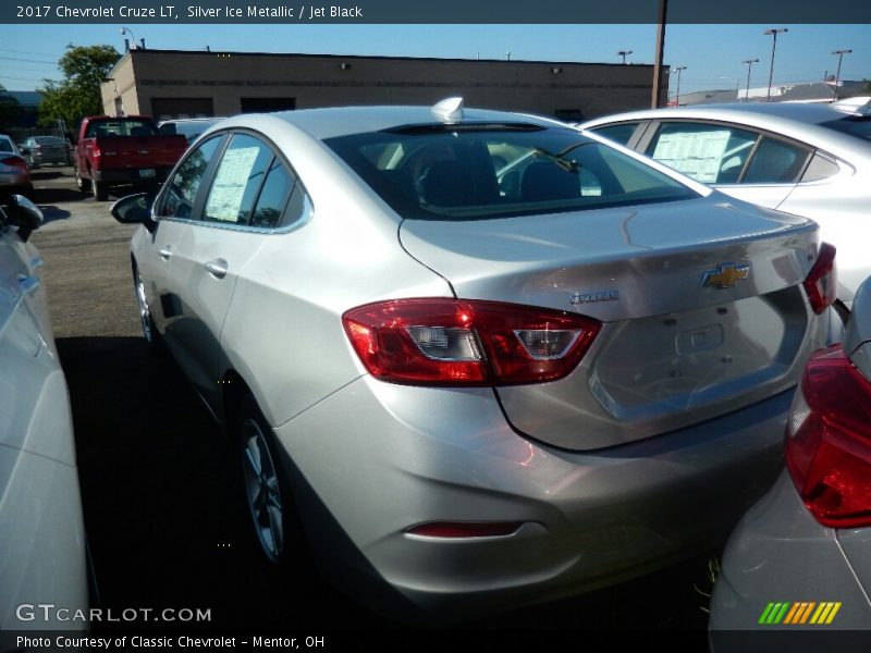 Silver Ice Metallic / Jet Black 2017 Chevrolet Cruze LT
