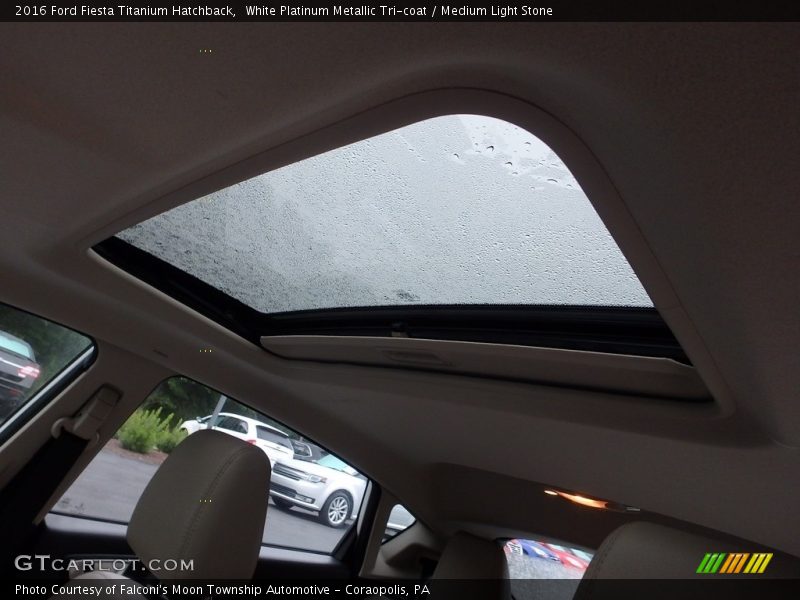 White Platinum Metallic Tri-coat / Medium Light Stone 2016 Ford Fiesta Titanium Hatchback