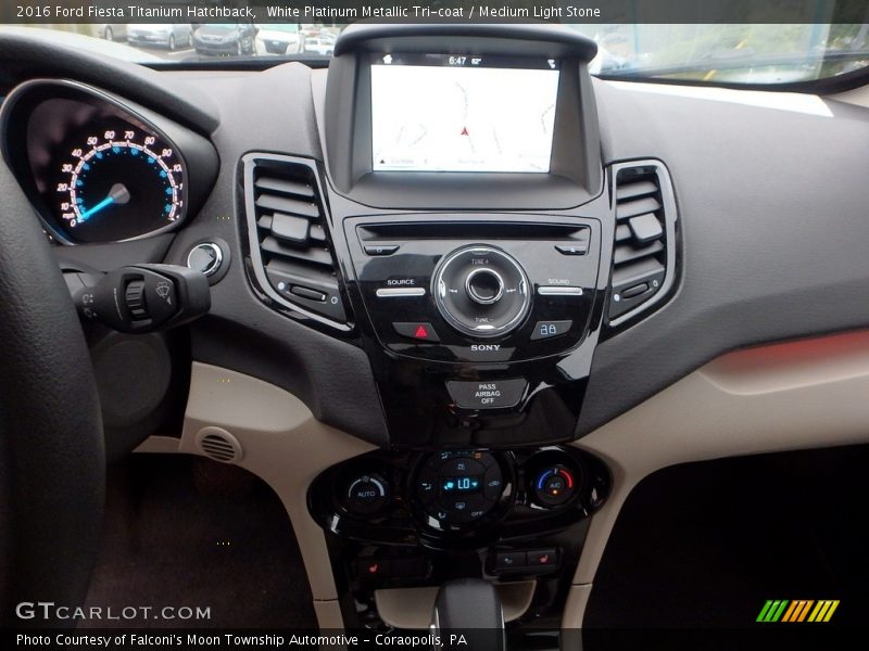 White Platinum Metallic Tri-coat / Medium Light Stone 2016 Ford Fiesta Titanium Hatchback
