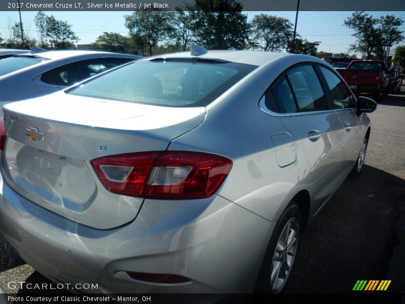Silver Ice Metallic / Jet Black 2017 Chevrolet Cruze LT