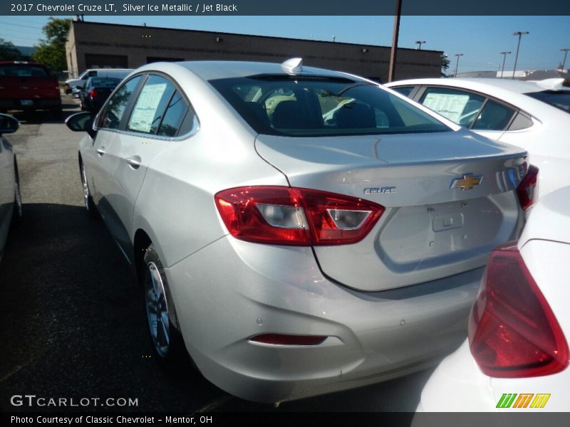 Silver Ice Metallic / Jet Black 2017 Chevrolet Cruze LT