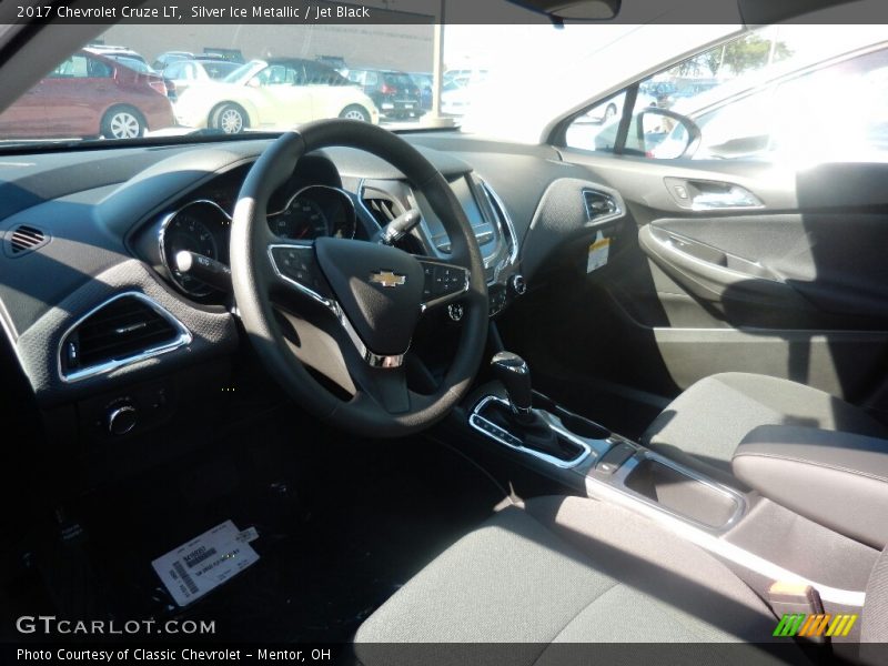 Silver Ice Metallic / Jet Black 2017 Chevrolet Cruze LT