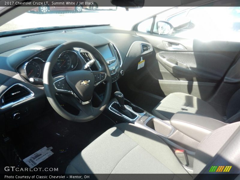 Summit White / Jet Black 2017 Chevrolet Cruze LT