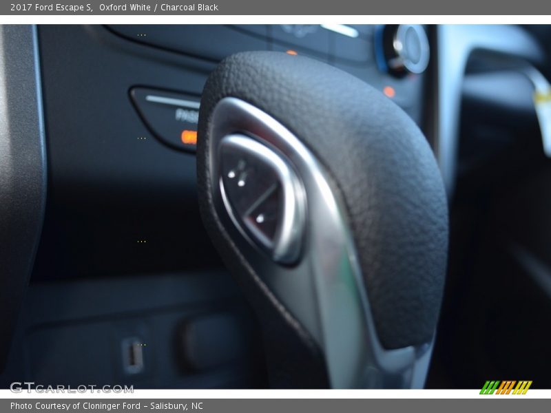 Oxford White / Charcoal Black 2017 Ford Escape S