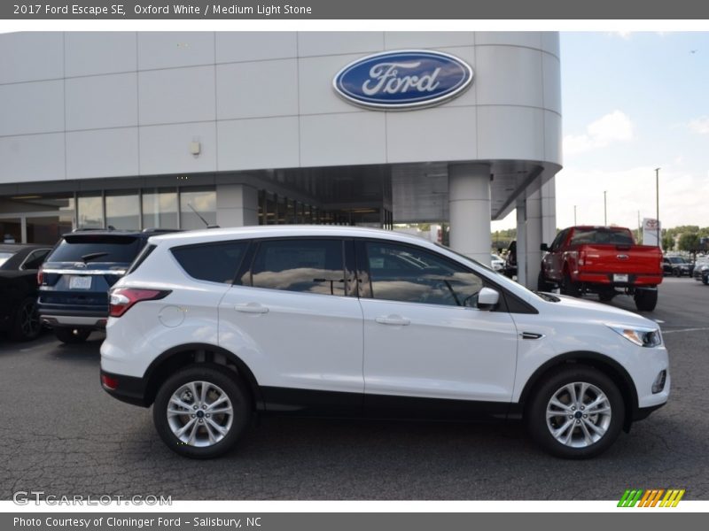 Oxford White / Medium Light Stone 2017 Ford Escape SE