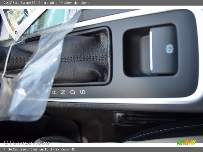 Oxford White / Medium Light Stone 2017 Ford Escape SE