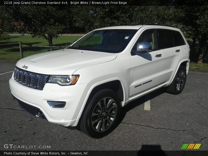 Front 3/4 View of 2018 Grand Cherokee Overland 4x4
