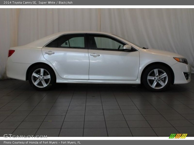 Super White / Black/Ash 2014 Toyota Camry SE