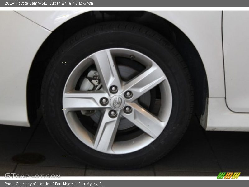 Super White / Black/Ash 2014 Toyota Camry SE