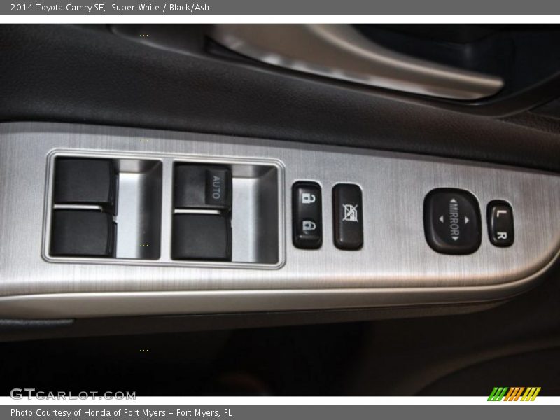 Super White / Black/Ash 2014 Toyota Camry SE