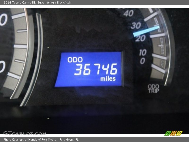 Super White / Black/Ash 2014 Toyota Camry SE