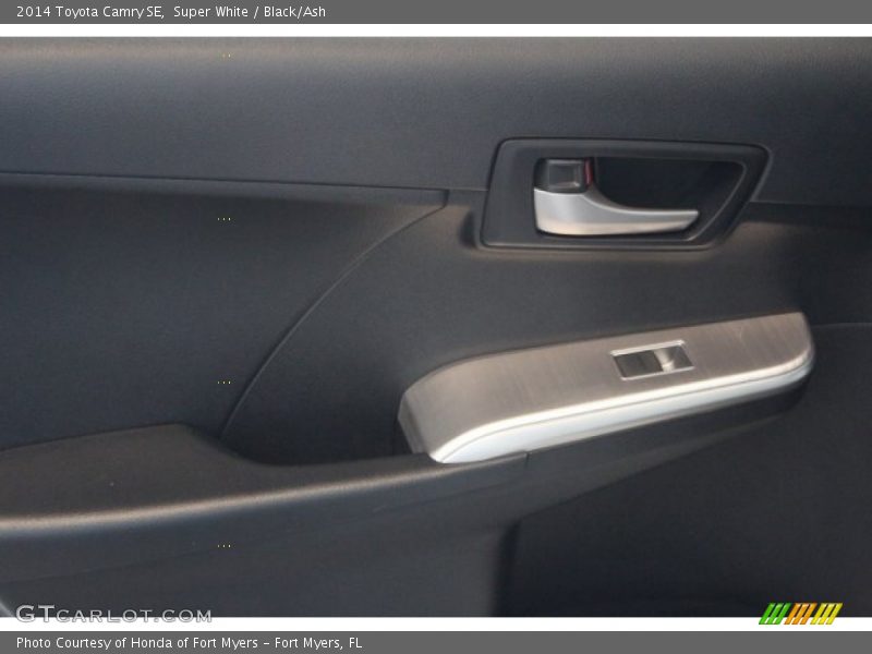 Super White / Black/Ash 2014 Toyota Camry SE