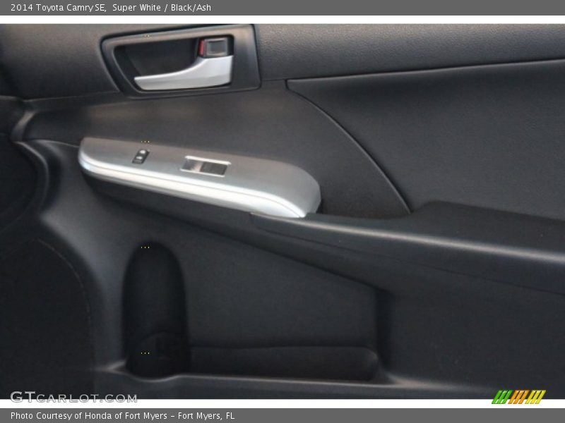 Super White / Black/Ash 2014 Toyota Camry SE