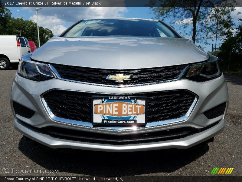 Silver Ice Metallic / Jet Black 2017 Chevrolet Cruze LT