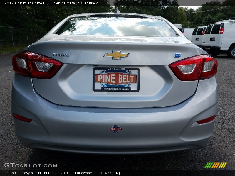 Silver Ice Metallic / Jet Black 2017 Chevrolet Cruze LT