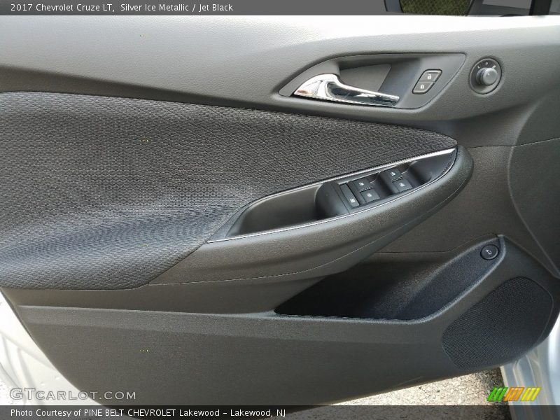 Silver Ice Metallic / Jet Black 2017 Chevrolet Cruze LT