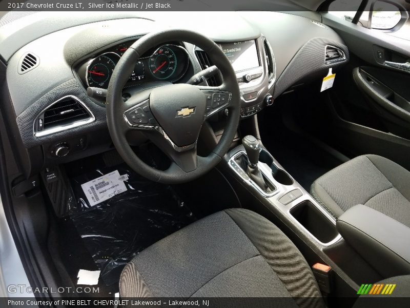 Silver Ice Metallic / Jet Black 2017 Chevrolet Cruze LT