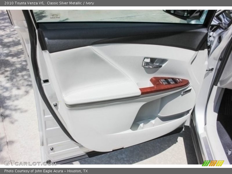 Classic Silver Metallic / Ivory 2010 Toyota Venza V6