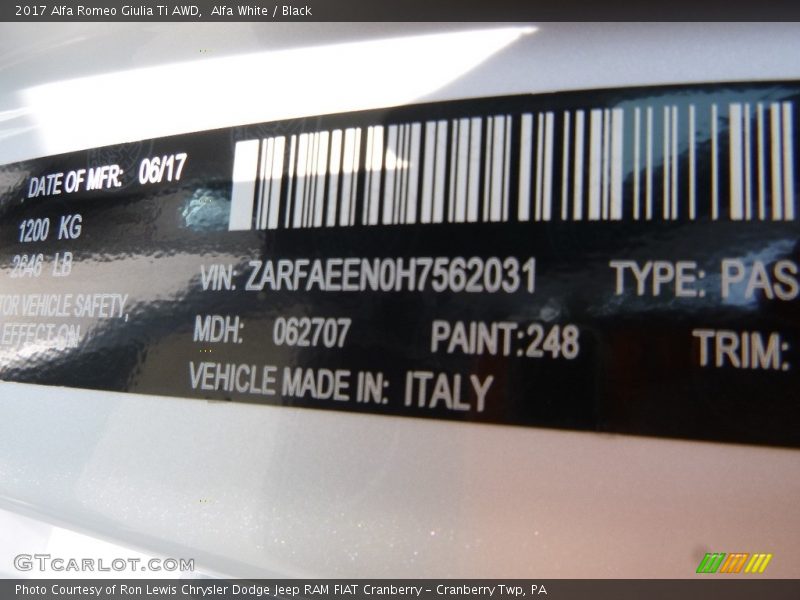 Alfa White / Black 2017 Alfa Romeo Giulia Ti AWD