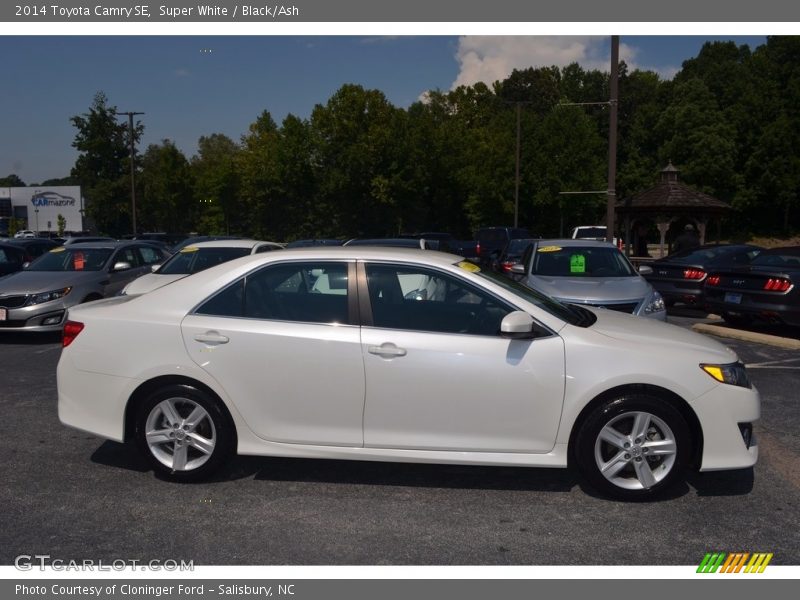 Super White / Black/Ash 2014 Toyota Camry SE