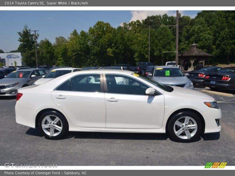 Super White / Black/Ash 2014 Toyota Camry SE
