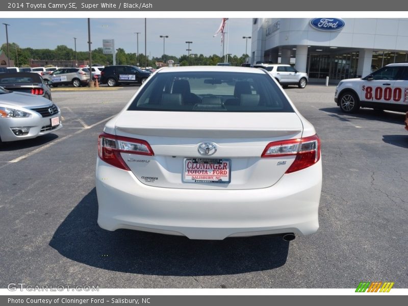Super White / Black/Ash 2014 Toyota Camry SE