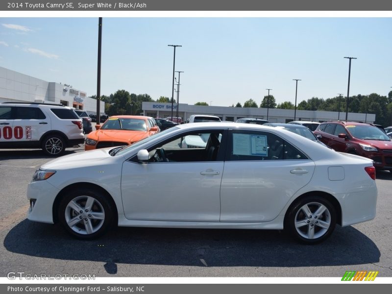 Super White / Black/Ash 2014 Toyota Camry SE