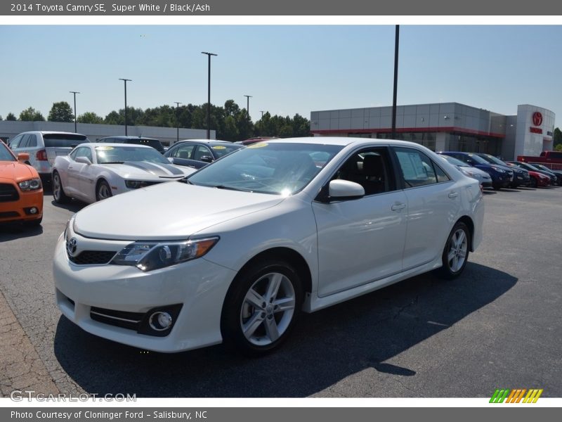 Super White / Black/Ash 2014 Toyota Camry SE