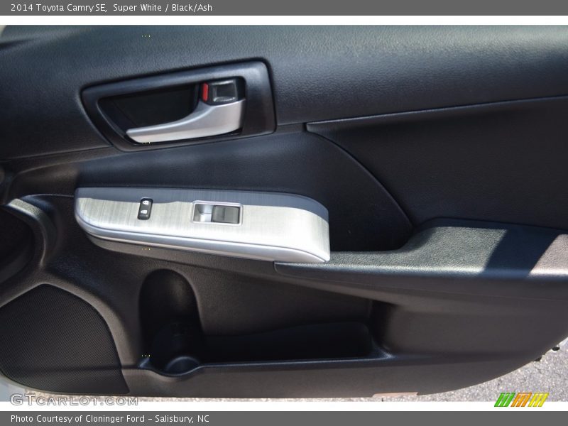 Super White / Black/Ash 2014 Toyota Camry SE