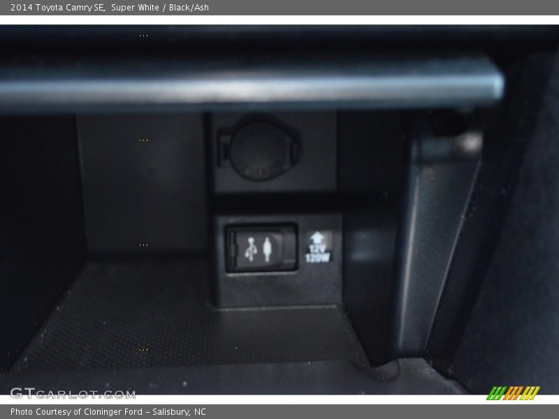 Super White / Black/Ash 2014 Toyota Camry SE