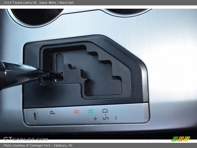 Super White / Black/Ash 2014 Toyota Camry SE