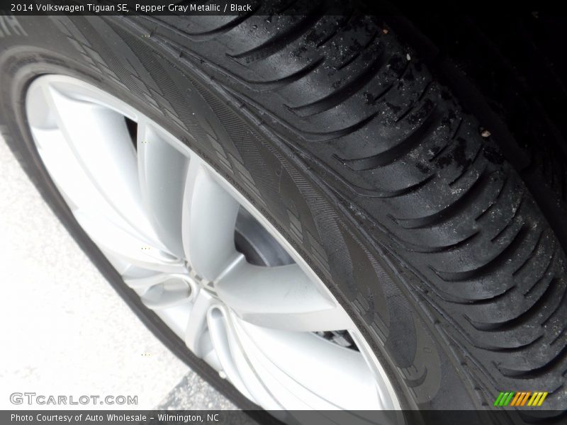 Pepper Gray Metallic / Black 2014 Volkswagen Tiguan SE