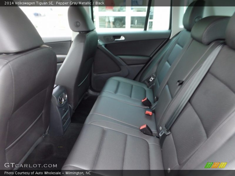 Pepper Gray Metallic / Black 2014 Volkswagen Tiguan SE