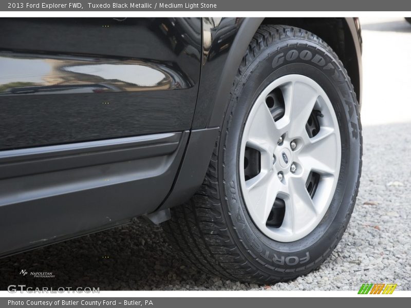 Tuxedo Black Metallic / Medium Light Stone 2013 Ford Explorer FWD